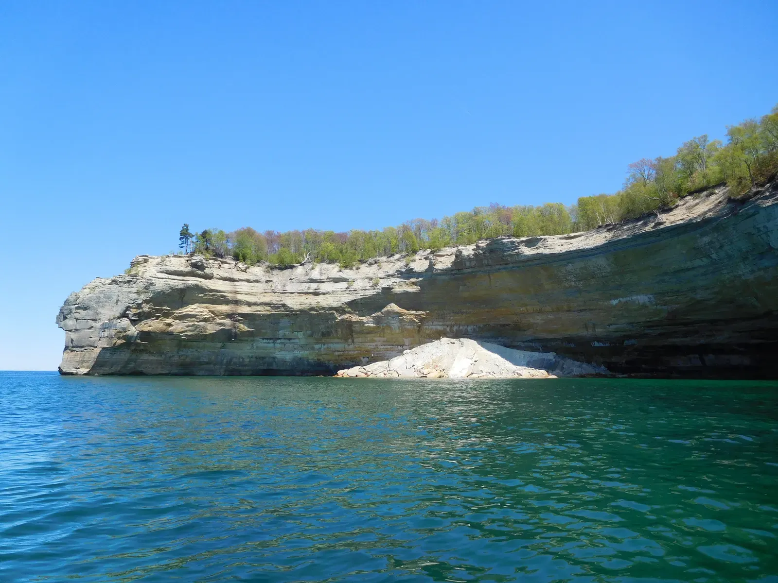 11. Pictured Rocks National Lakeshore, Michigan: Cliffs You Won't Believe Are Real (Image Credits: Wikimedia)
