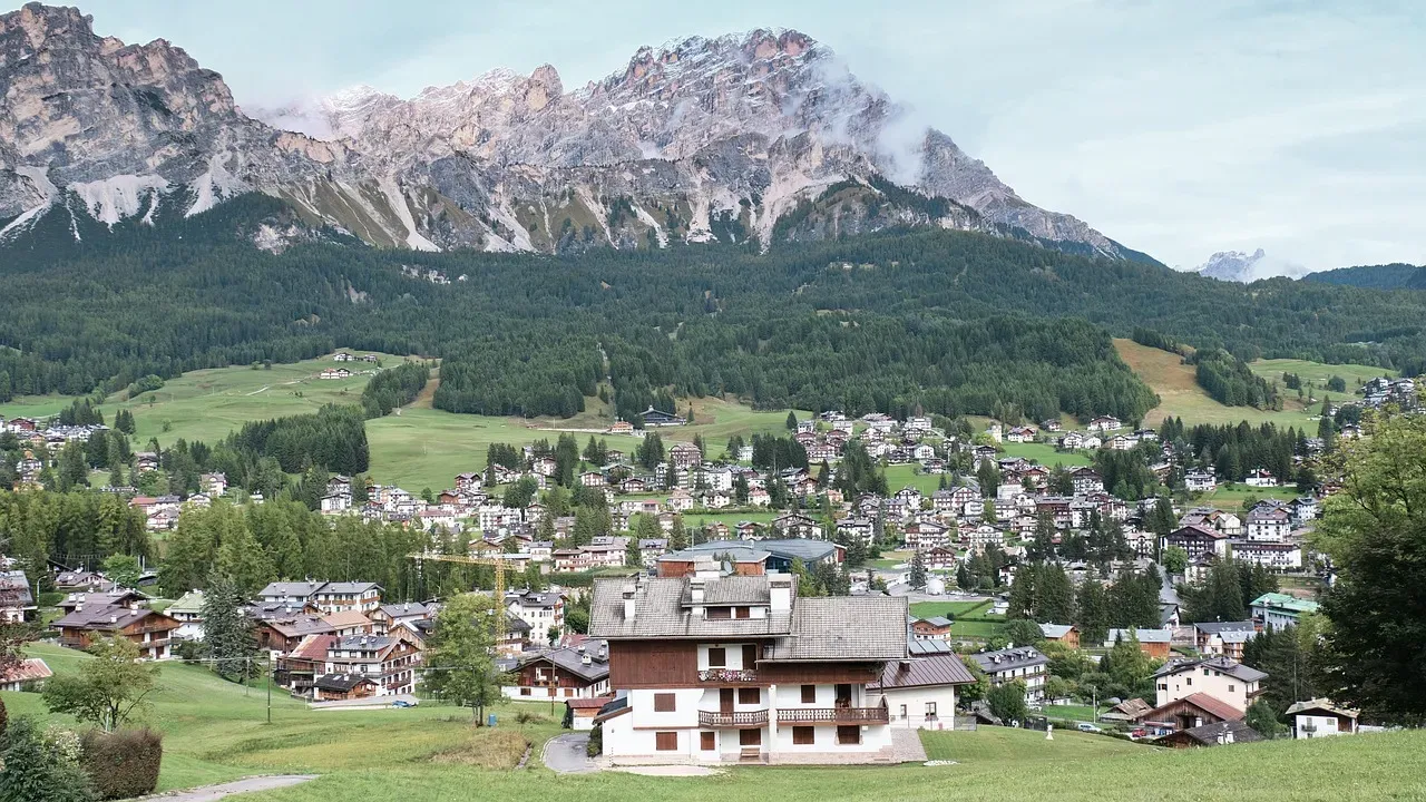 Cortina d'Ampezzo, Italy (Image Credits: Pixabay)