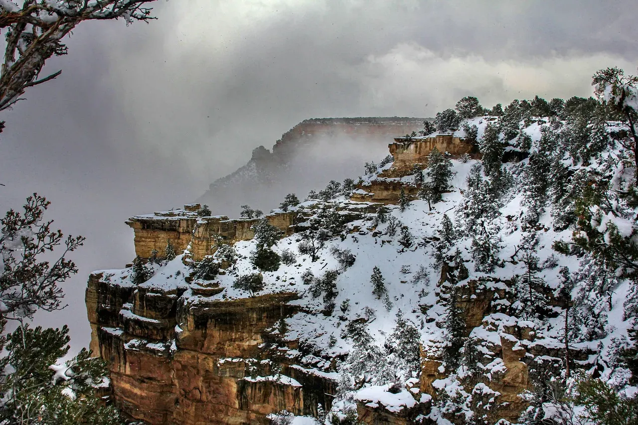 Grand Canyon National Park: Red Rocks Meet White Powder (Image Credits: Pixabay)