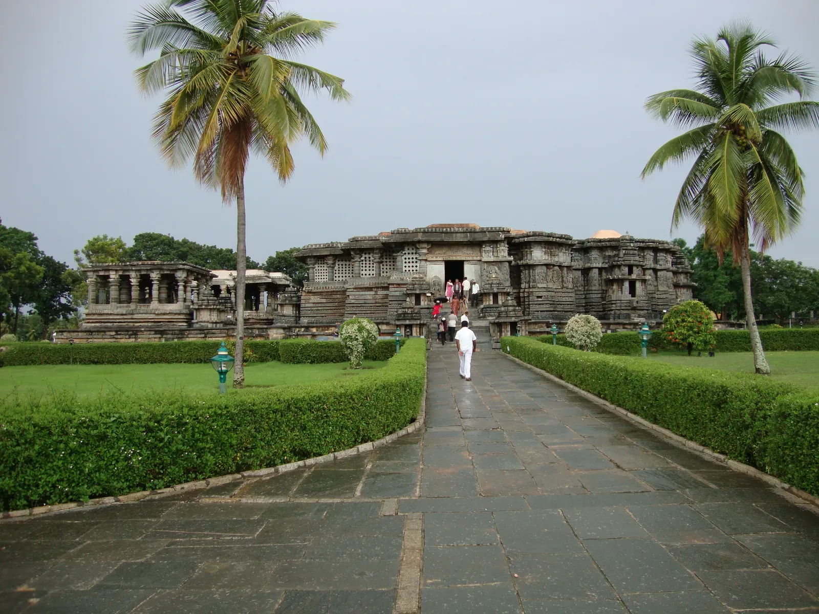 Hoysaleswara Temple, Halebidu &ndash; The Lathe-Turned Pillars (Image Credits: Wikimedia)