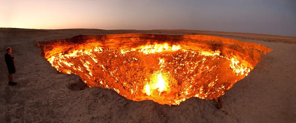 The Darvaza Gas Crater, Turkmenistan: The Door to Hell That Burns in the Desert (dullhunk, Flickr, CC BY 2.0)