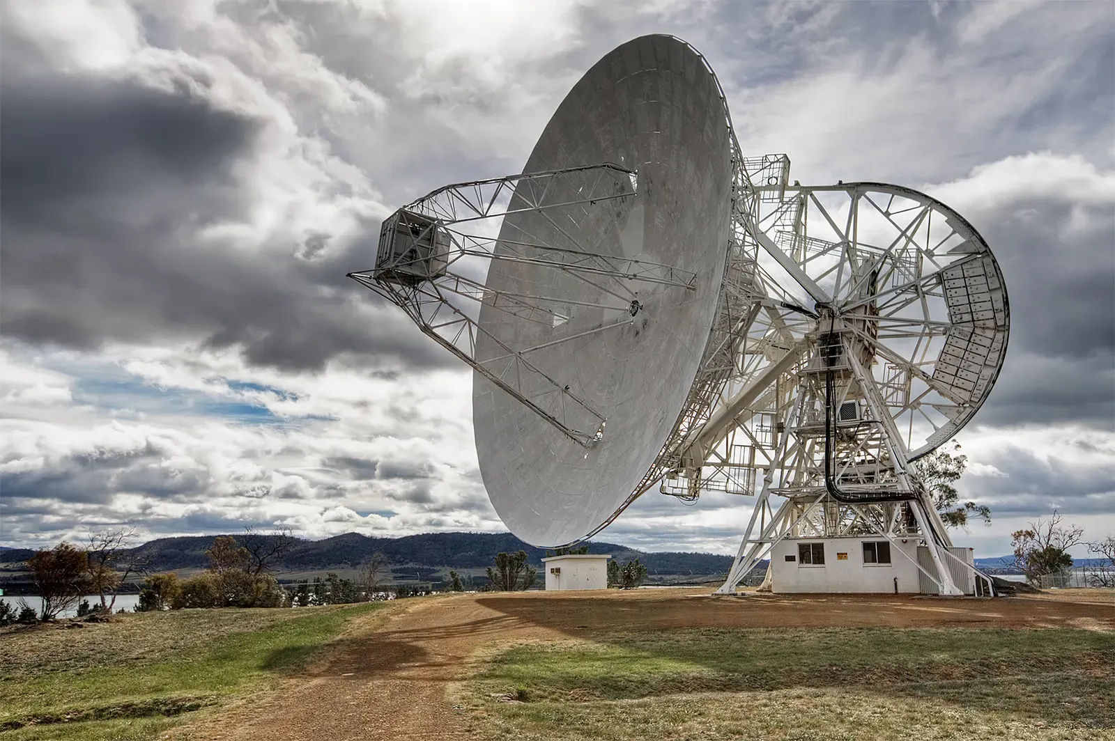 1. The Cosmic Microwave Background: The Universe's "Hiss" Blamed on Pigeon Droppings (By Noodle snacks, CC BY-SA 3.0)