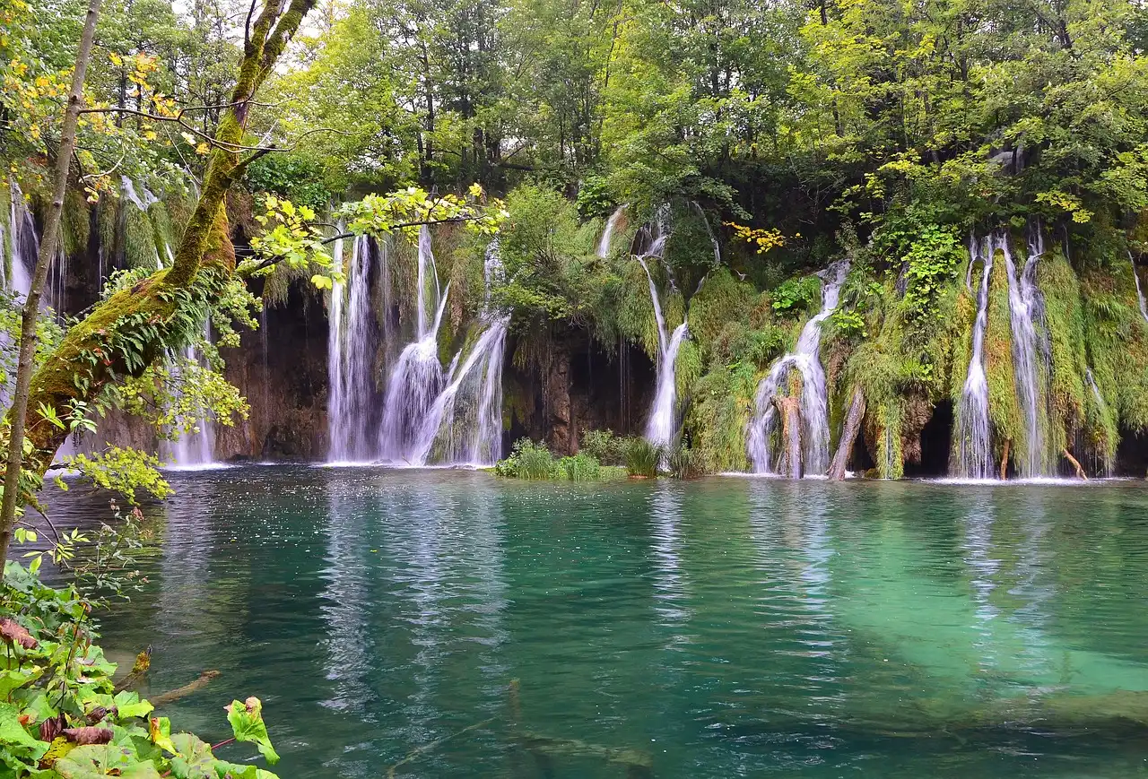 Plitvice Lakes Waterfalls, Croatia (Image Credits: Pixabay)