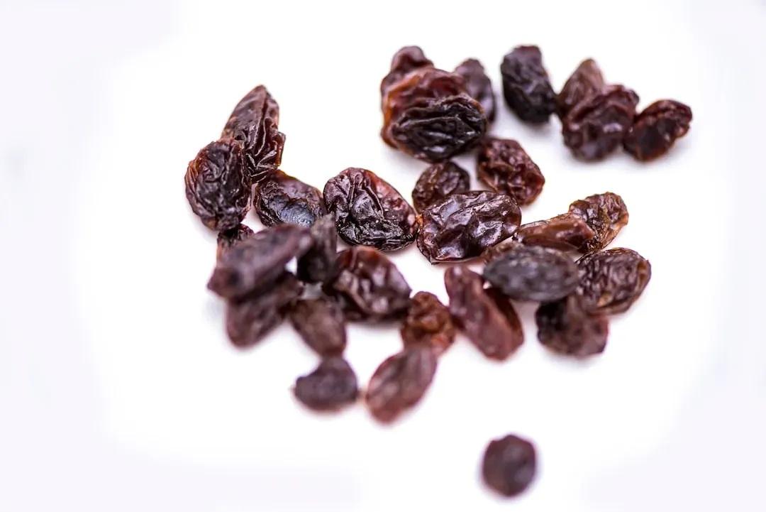 2. Grapes and Raisins: Shockingly Dangerous in Tiny Amounts (Image Credits: Unsplash)