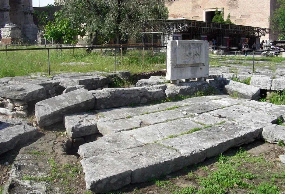 Lacus Curtius, Roman Forum, Rome: Hell Hidden in Plain Sight (By MM, CC BY-SA 3.0)