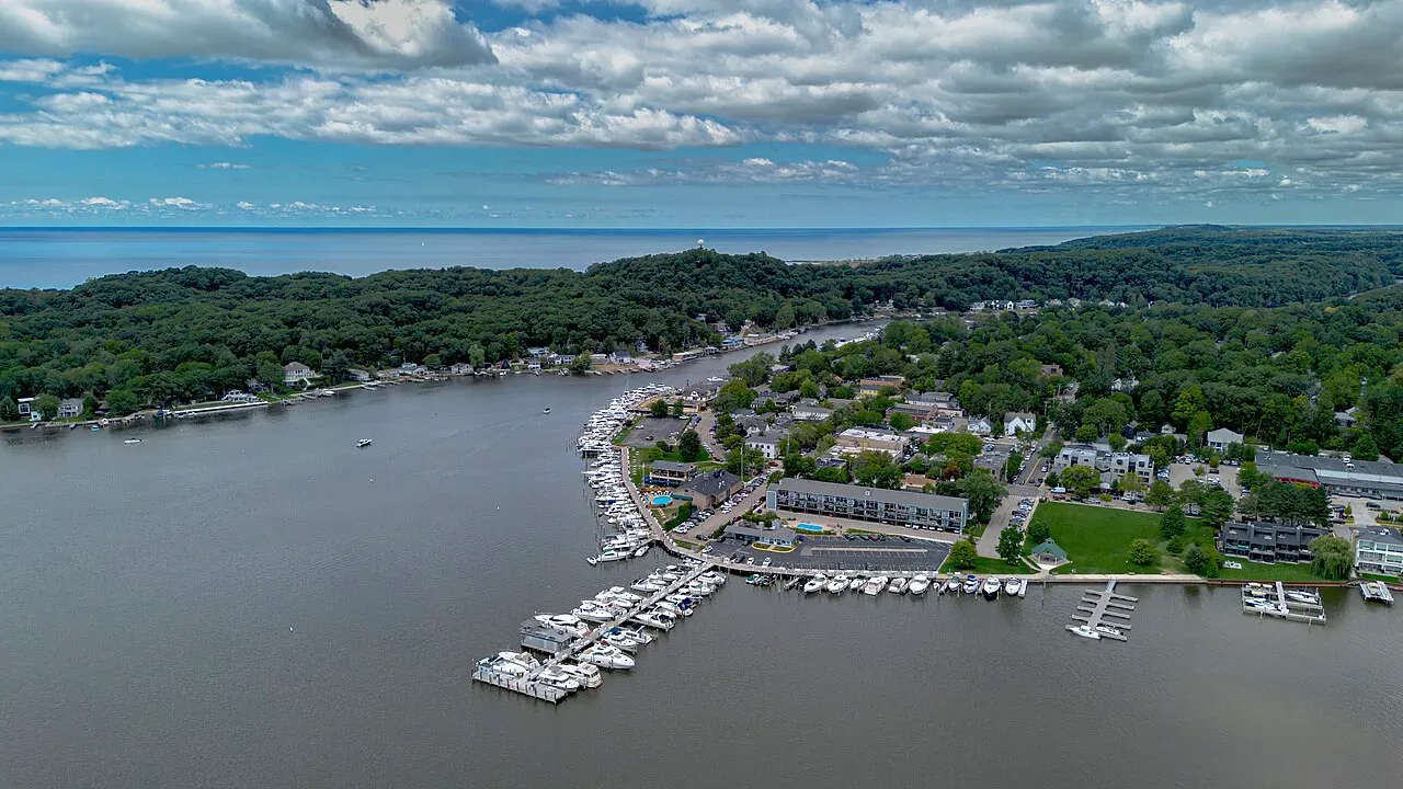 #17 - Saugatuck, Michigan: Where Chicagoans "Work Remote" Instead of Going Home (Image Credits: Saugatuck: WMrapids, CC0, via Wikimedia Commons)