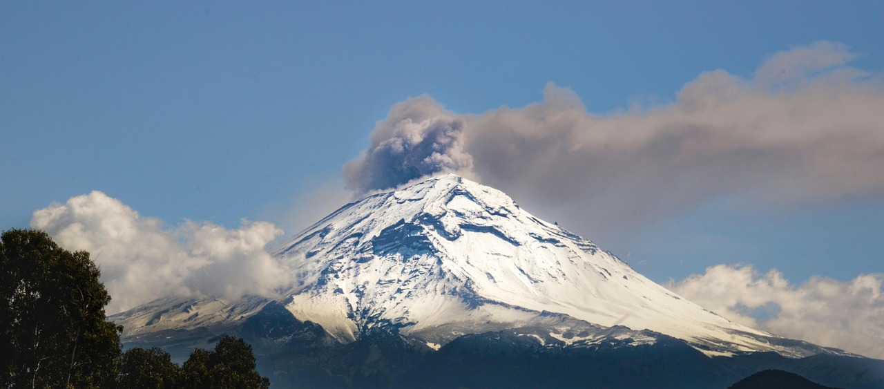 Popocat&eacute;petl: Mexico City's Looming Shadow (Image Credits: Pixabay)