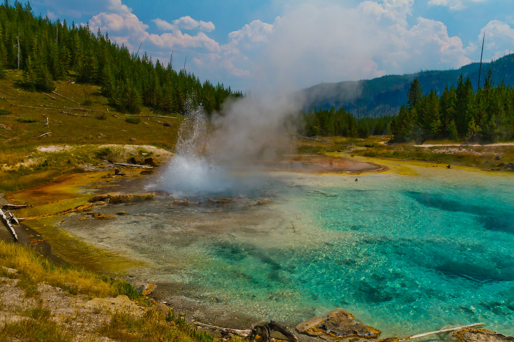 Imperial Geyser Basin (Image Credits: Flickr)