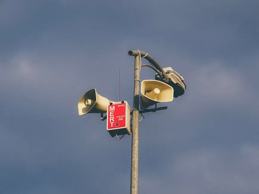 #1. The Alarm Call That Sets Off a Chain Reaction (Image Credits: Pexels)