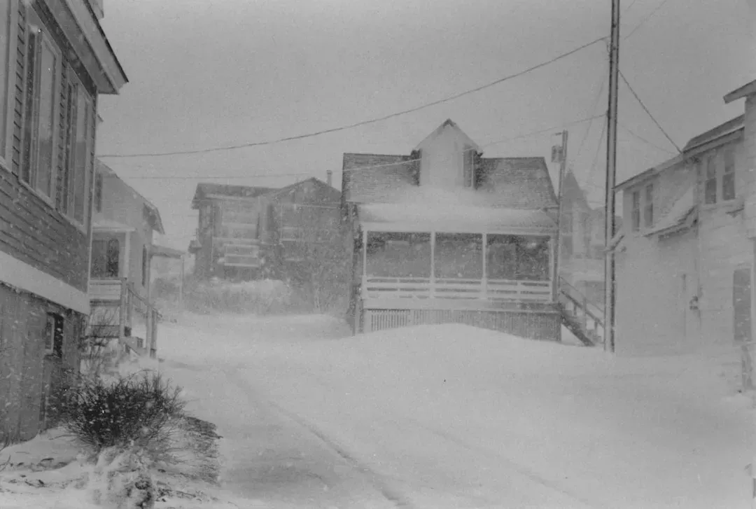 The Knickerbocker Storm (1922) (Image Credits: Unsplash)