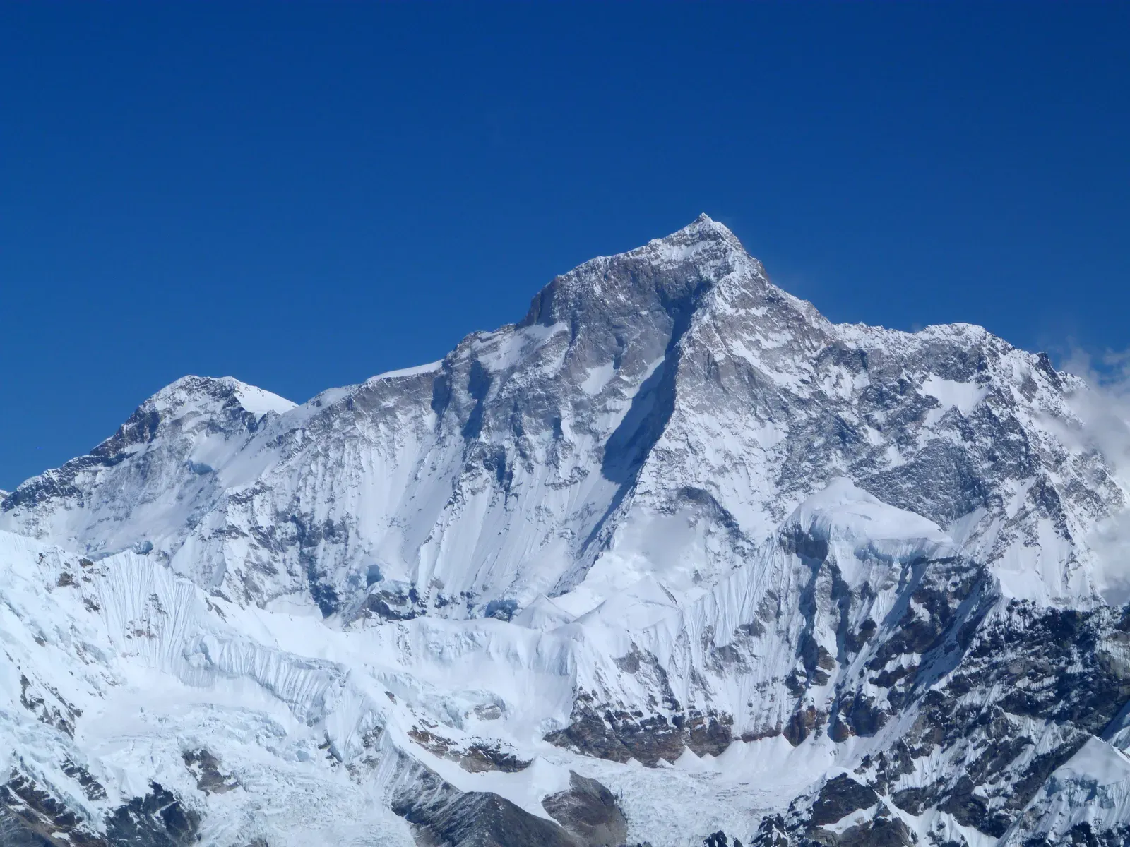 Makalu: The Pyramid Peak (Image Credits: Wikimedia)
