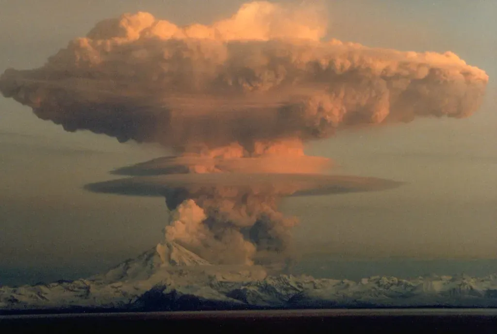 Redoubt Volcano: Alaska's Explosive Giant (Image Credits: Wikimedia)