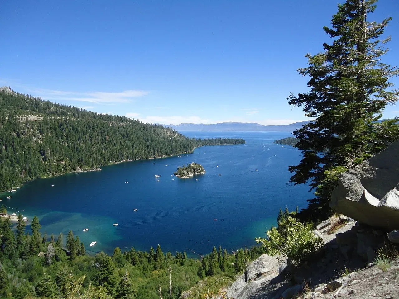 Lake Tahoe, California and Nevada – Alpine Perfection on a Grand Scale (Image Credits: Pixabay)
