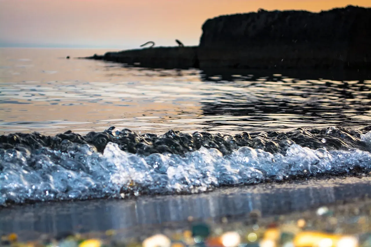 9. Tides Can Reverse a River's Flow - And Surf It (Image Credits: Pixabay)