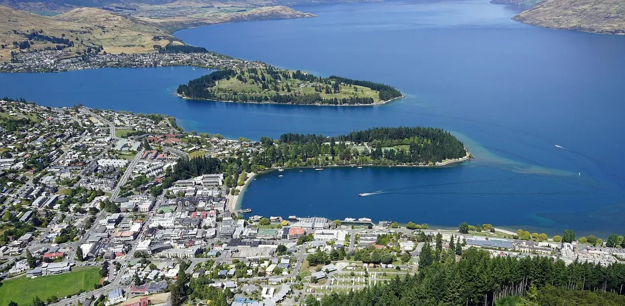 Queenstown, New Zealand: Adventure Meets Peaceful Reflection (Image Credits: Pixabay)