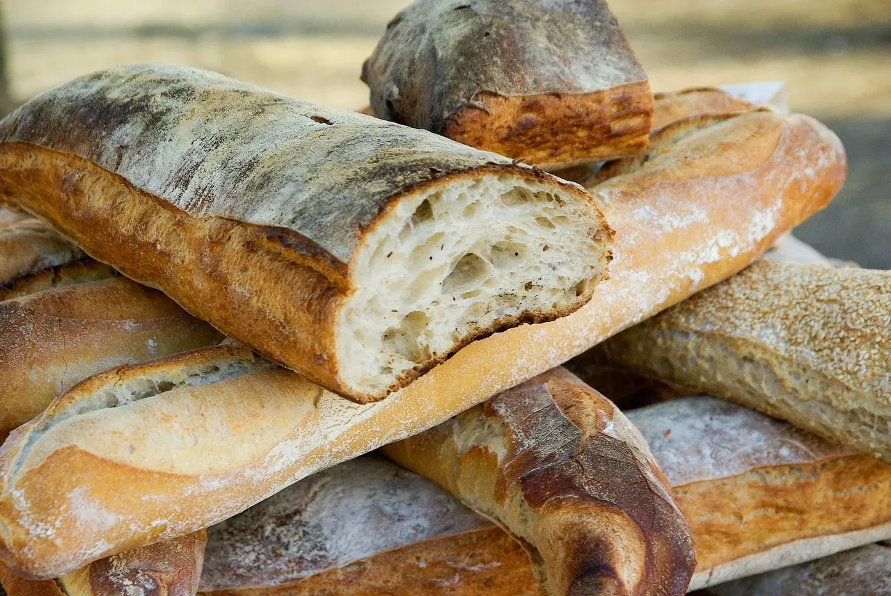 4. Ignoring Food Residues (Image Credits: Pixabay)