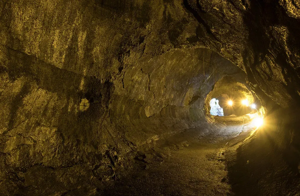 Minerals, Lava Tubes, and the Volcanic Underworld (Justin Dolske, Flickr, CC BY-SA 2.0)