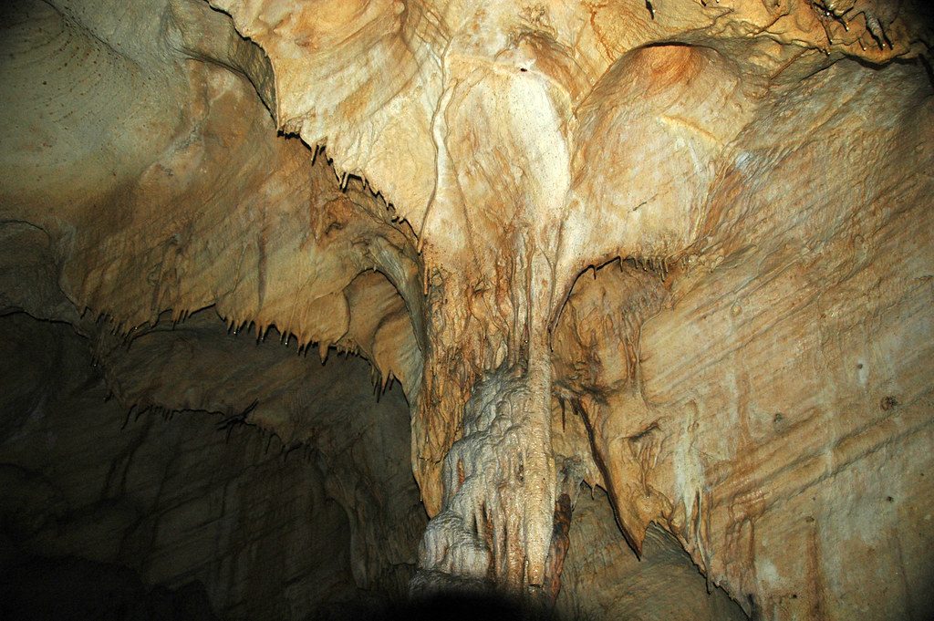 Wind Cave, South Dakota: An Underground Maze of Life (Image Credits: Flickr)