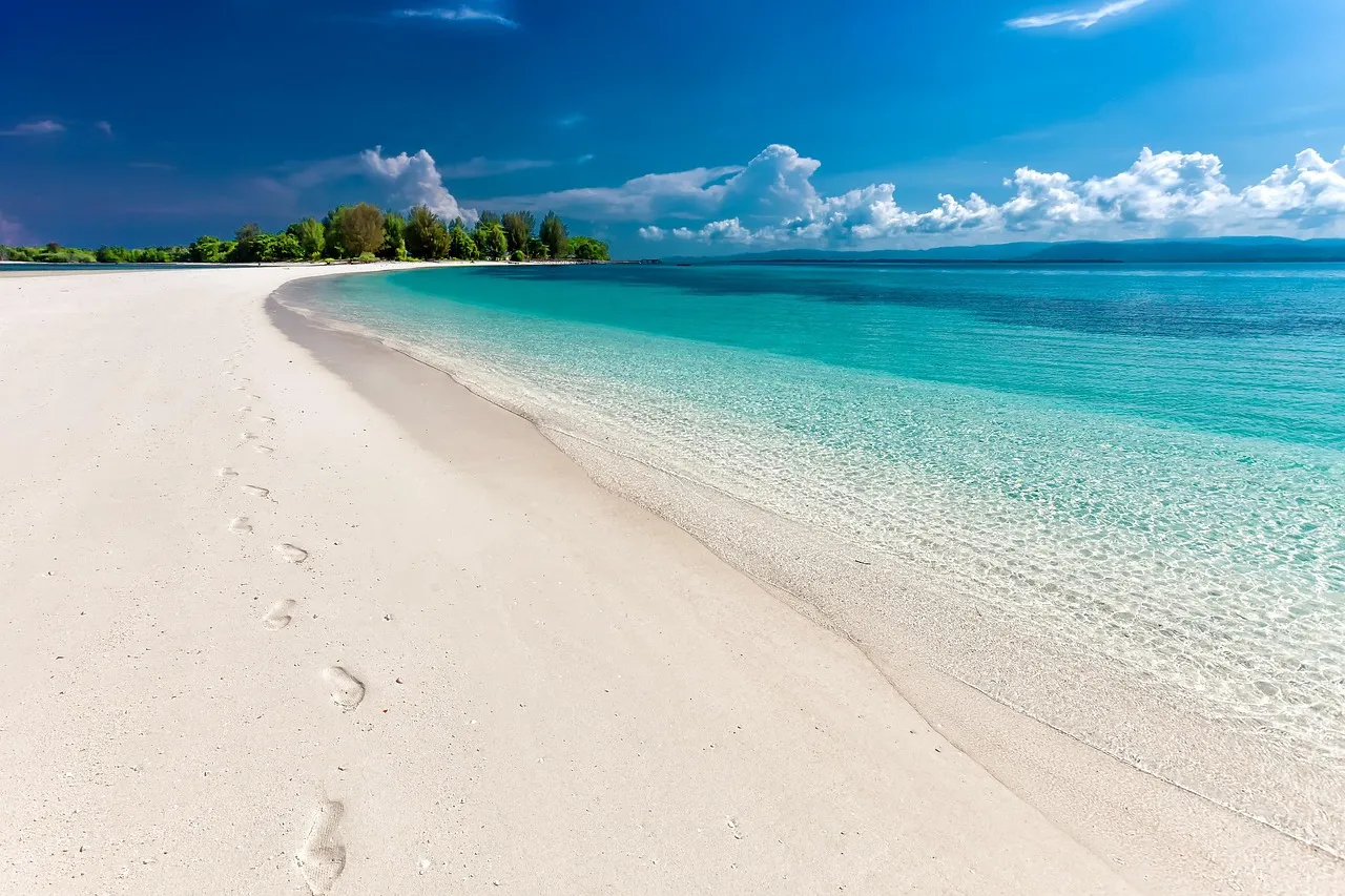 5. Lumahai Beach &ldquo;Salt-and-Pepper&rdquo; Sands, Kauaʻi, Hawaiʻi (Image Credits: Pixabay)