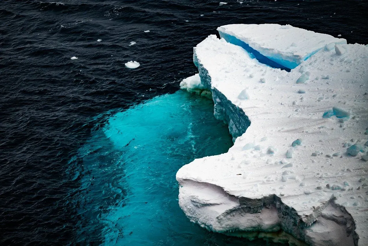 13. The Arctic Ocean Has Its Own Astonishing Deep Trench (Image Credits: Pixabay)
