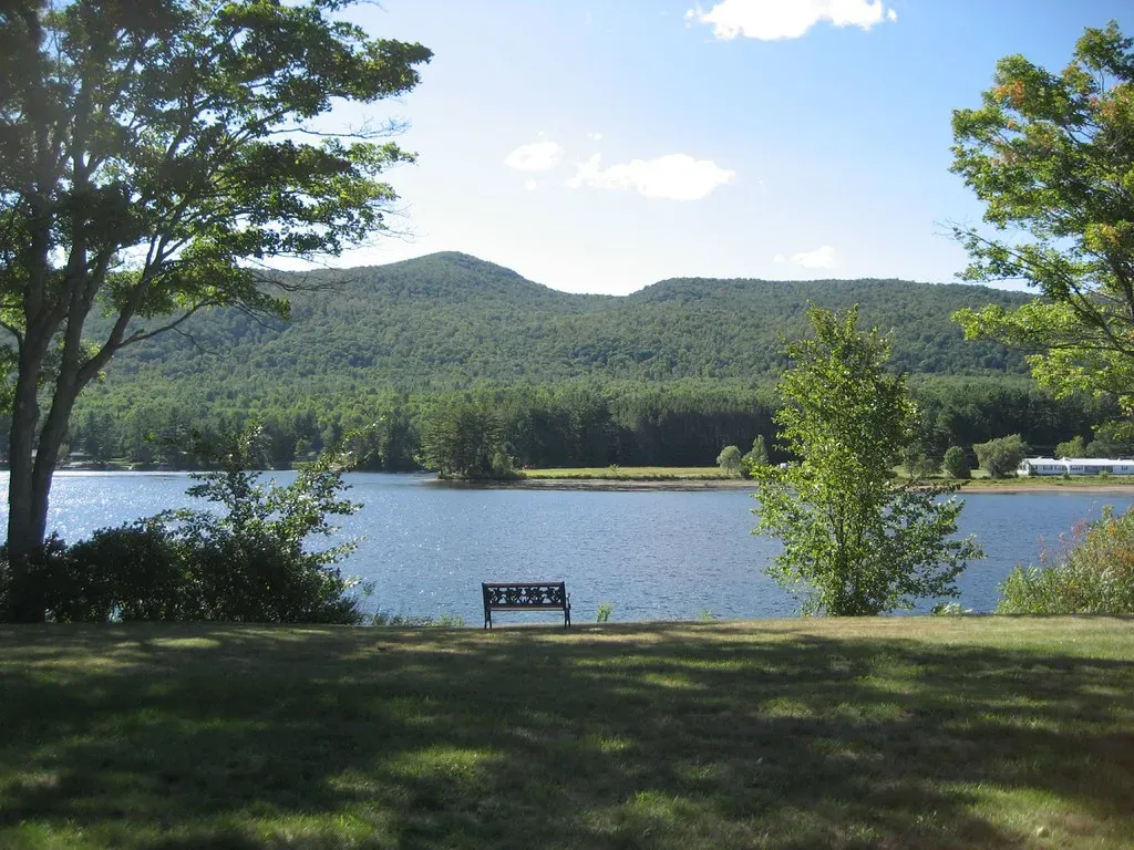 Lake George, New York – The Queen of American Lakes (Image Credits: Flickr)