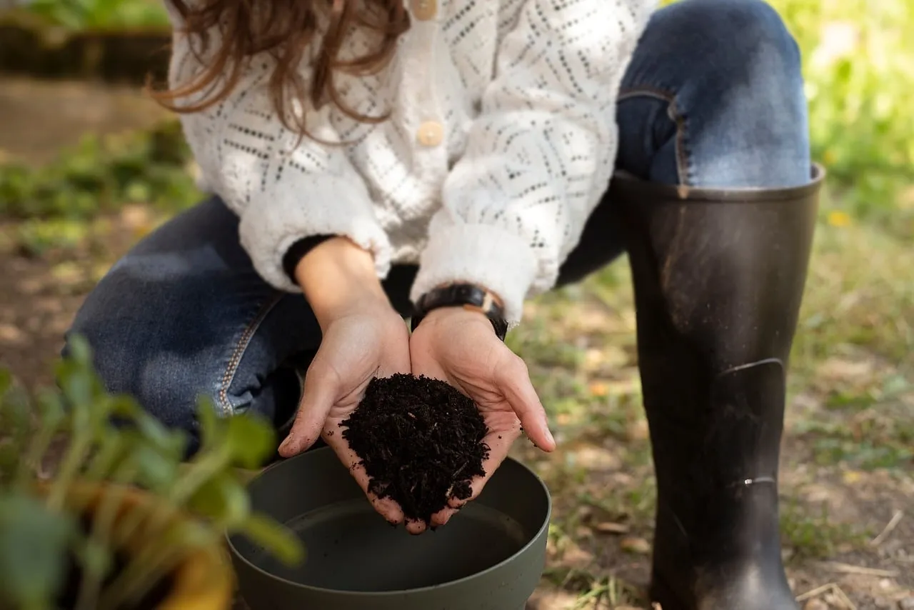 15. Choosing Real Compost Over Fancy Fertilizer Bags (Image Credits: Pixabay)