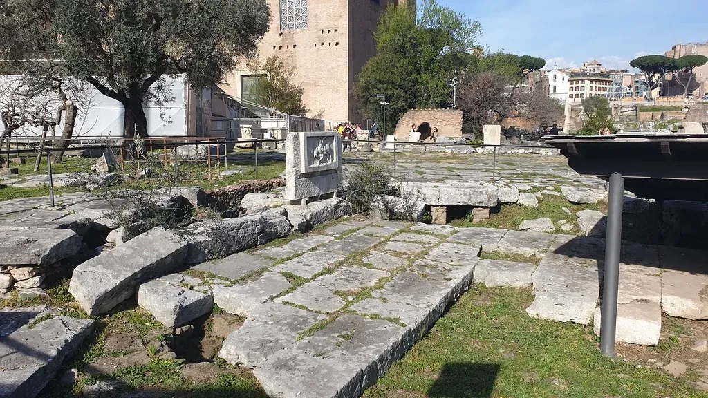 Lacus Curtius in the Roman Forum (Image Credits: Flickr)