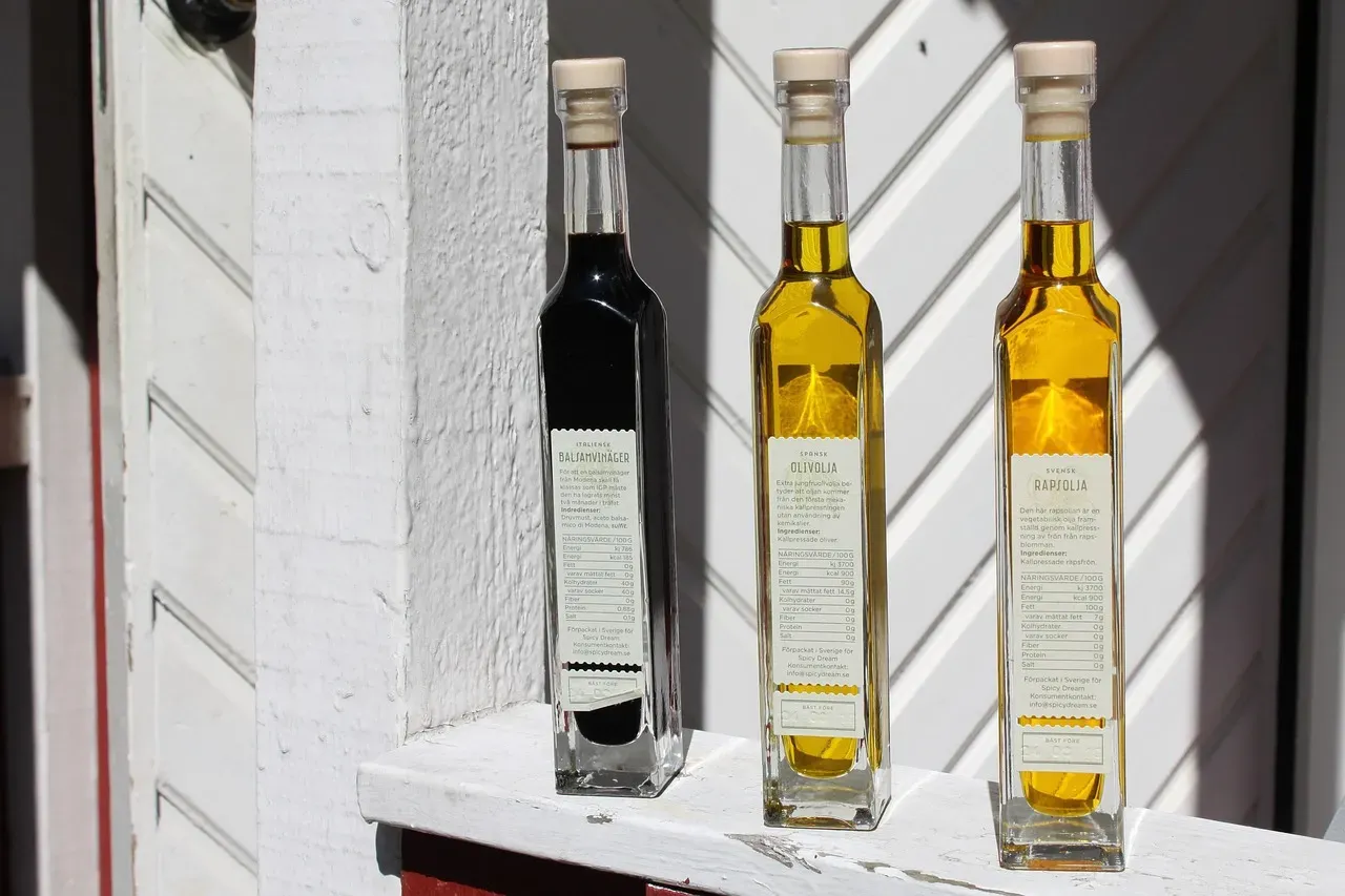 2. White Vinegar: The Invisible Force Field (Image Credits: Pixabay)