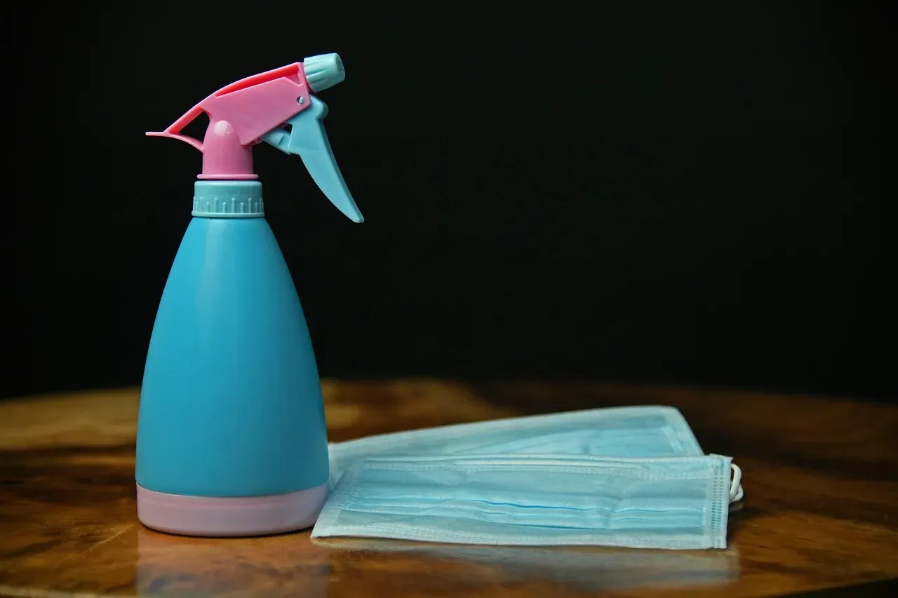 Rubbing Alcohol: A Quick Contact Killer (Image Credits: Pixabay)