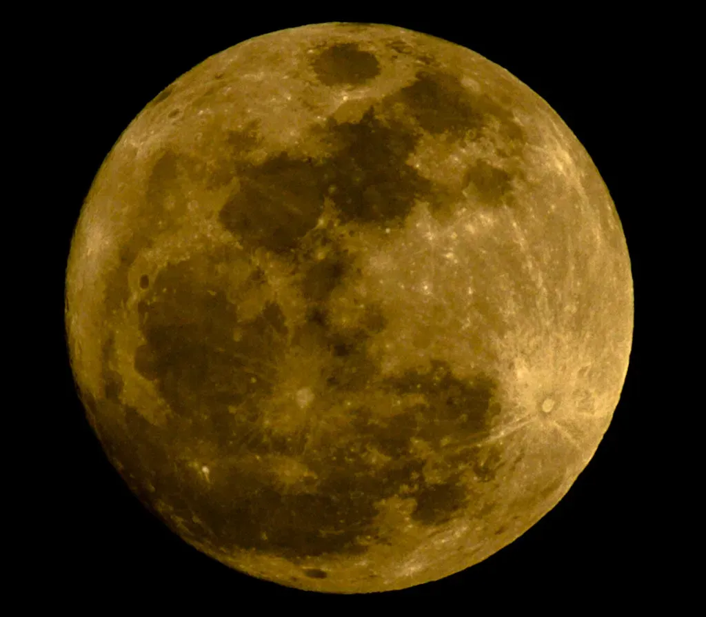 7. The Moon Is Slowly Drifting Away From Earth - Because of Tides (Imahinasyon Photography, Flickr, CC BY 2.0)