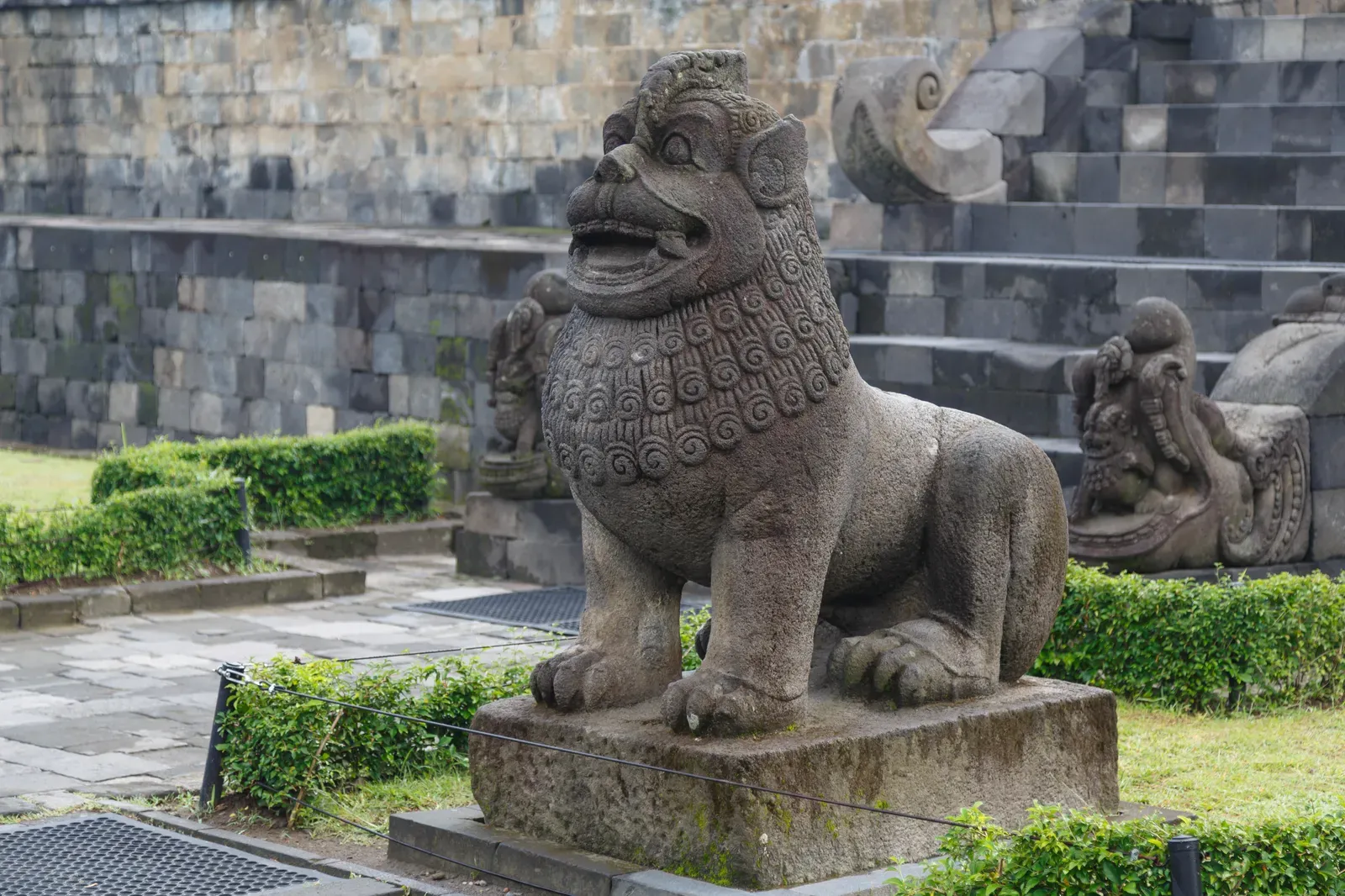 The Enduring Legacy of Sacred Animal Guardians (Image Credits: Wikimedia)