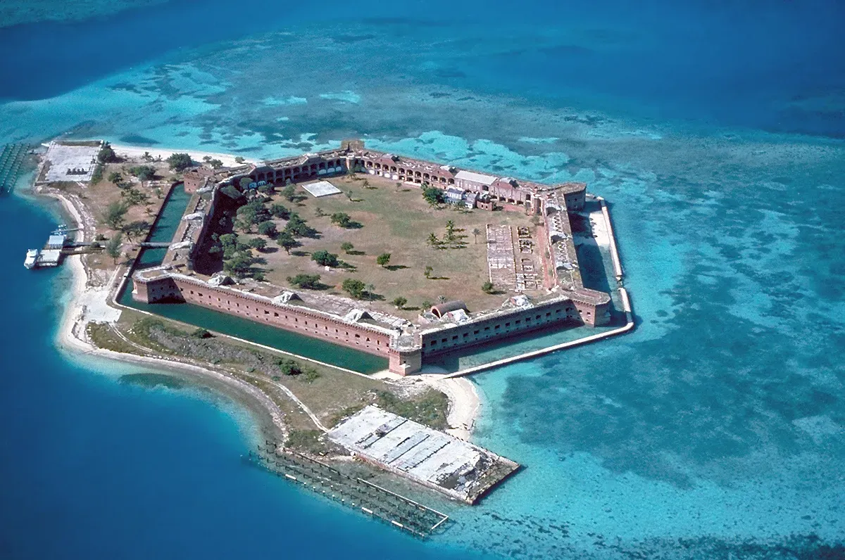 Dry Tortugas, Florida: A Coral Kingdom at the Edge of the World (U.S. National Park Service [1]; English Wikipedia, original upload 2 March 2005 by Brian0918, Public domain)