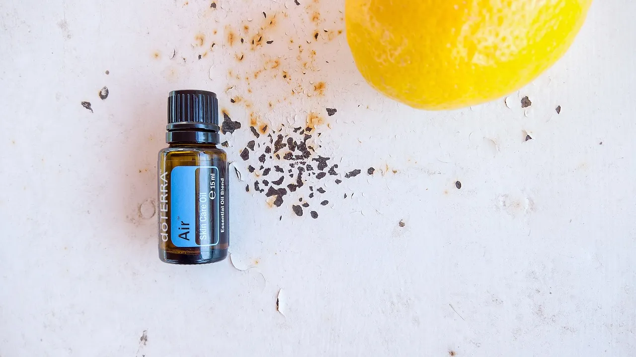 Tea Tree Oil: A Potent, Medicinal Barrier (Image Credits: Pixabay)