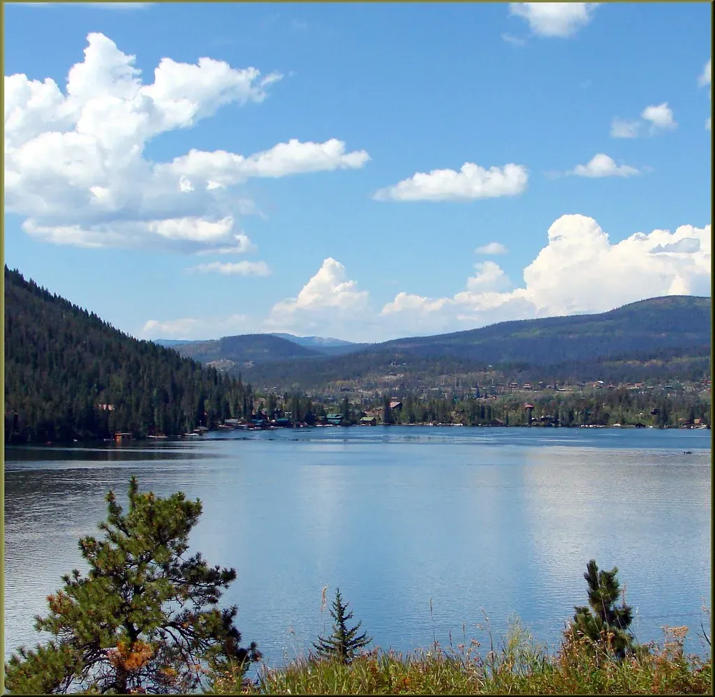 The Lake Has Over 1,300 Miles of Shoreline (Image Credits: Flickr)