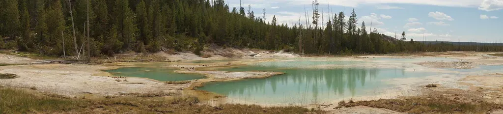 Yellowstone Lake, Wyoming: The Lake That Sings (Image Credits: Flickr)