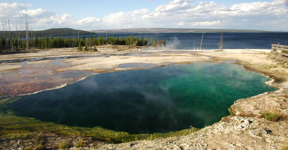 West Thumb Geyser Basin (Image Credits: Wikimedia)