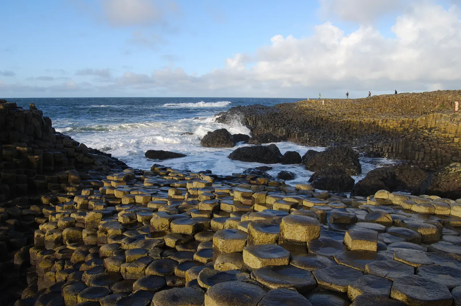 Giant's Causeway's Hexagonal Pillars (Image Credits: Wikimedia)