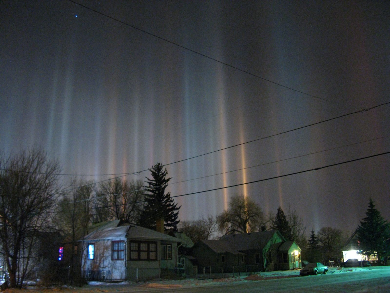 Light Pillars: The Cosmic Columns (Image Credits: Wikimedia)