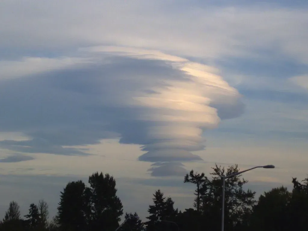 Mount Rainier National Park's Lenticular Cloud Displays (Image Credits: Flickr)