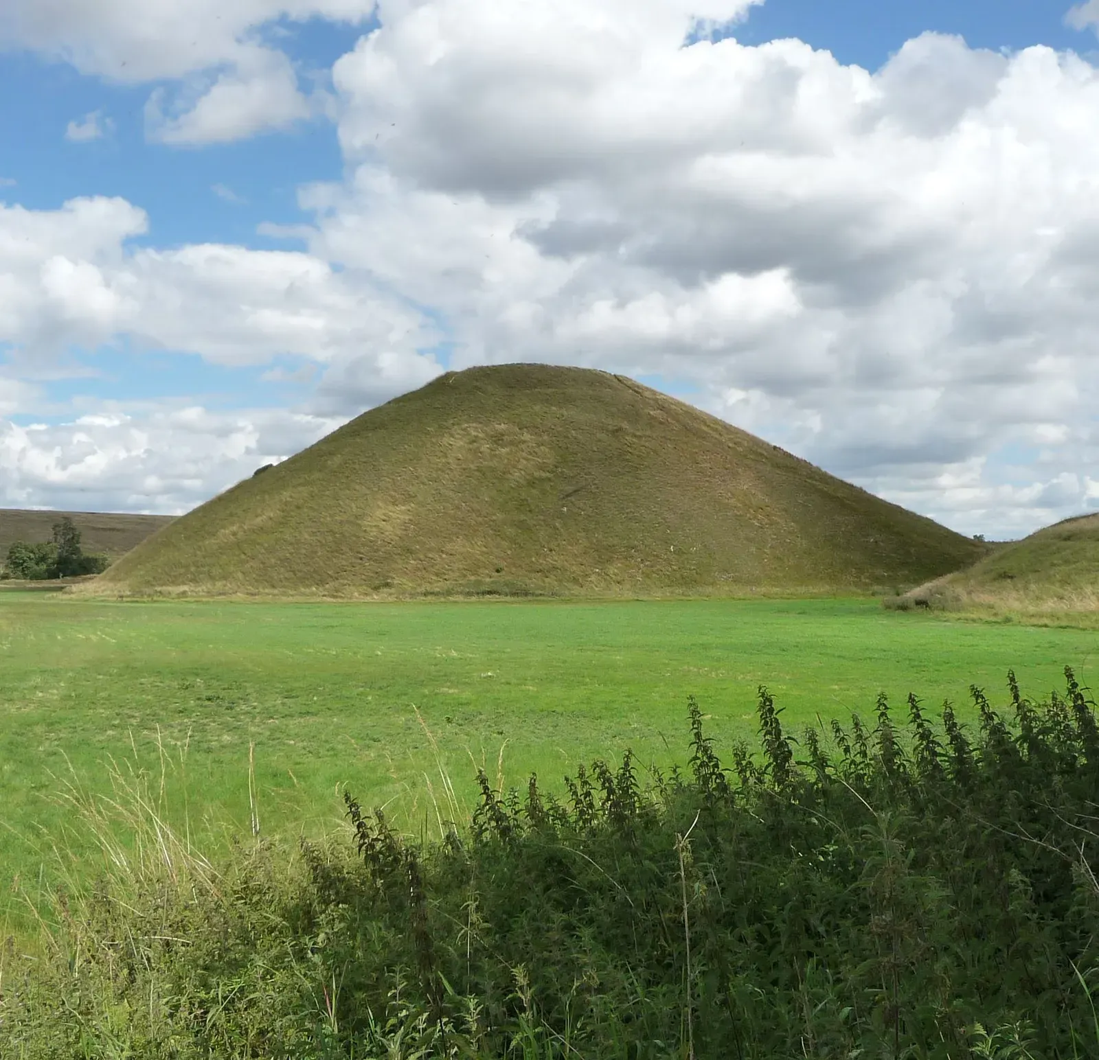 Silbury Hill: Europe's Largest Prehistoric Mound (Image Credits: Wikimedia)