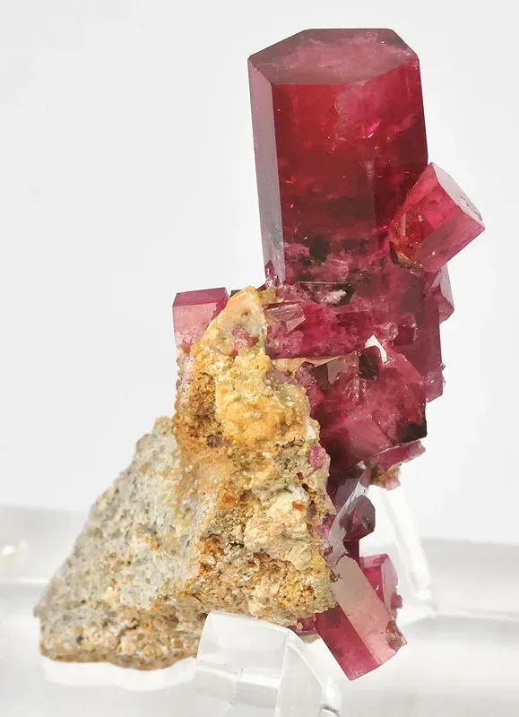 #1. Red Beryl (Utah / New Mexico): The Rarest Beryl on Earth (By Robert M. Lavinsky, CC BY-SA 3.0)