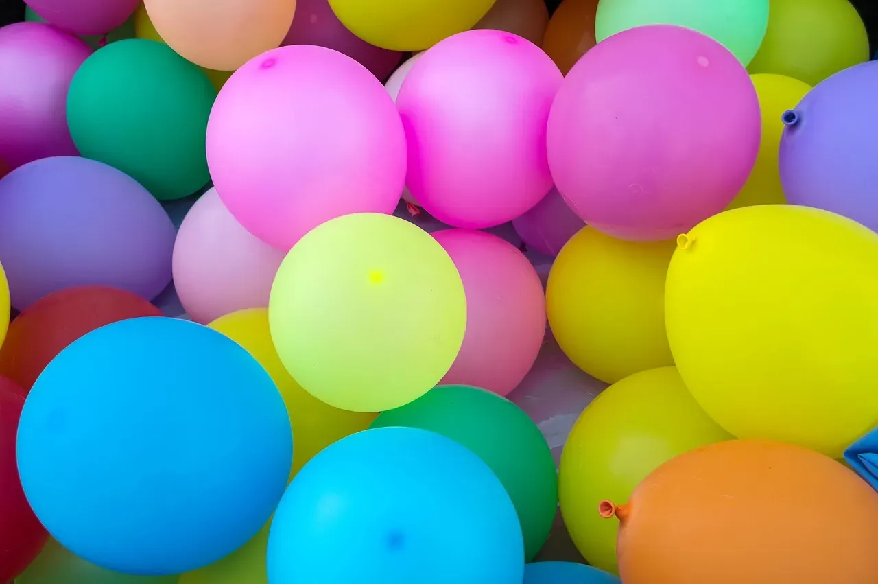 13. Helium Can Literally Climb Out of Containers (Image Credits: Pixabay)