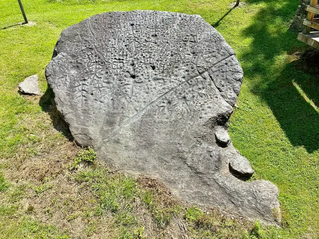 Judaculla Rock (Image Credits: Flickr)