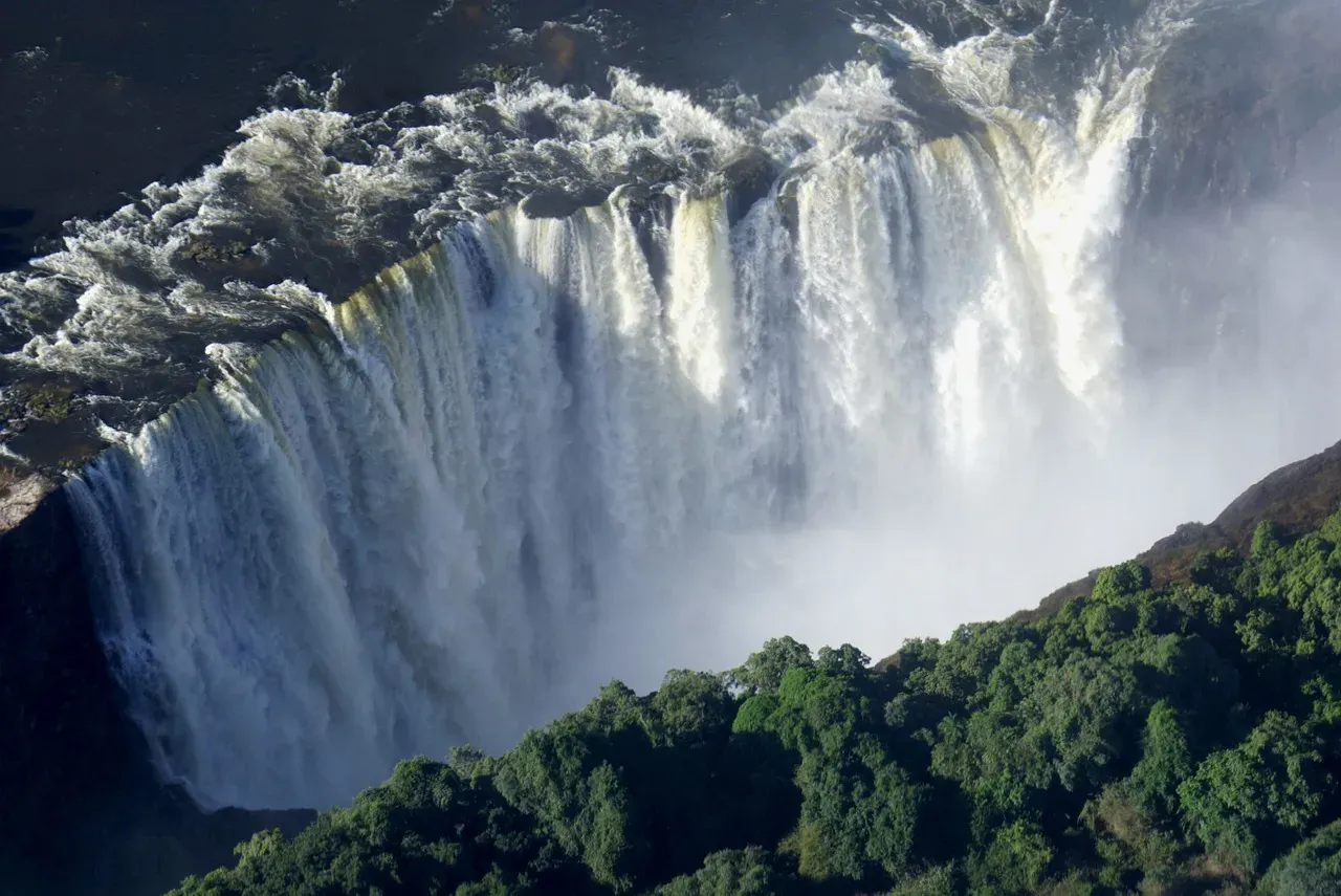 Victoria Falls, Zambia and Zimbabwe: The Smoke That Thunders (Image Credits: Pixabay)