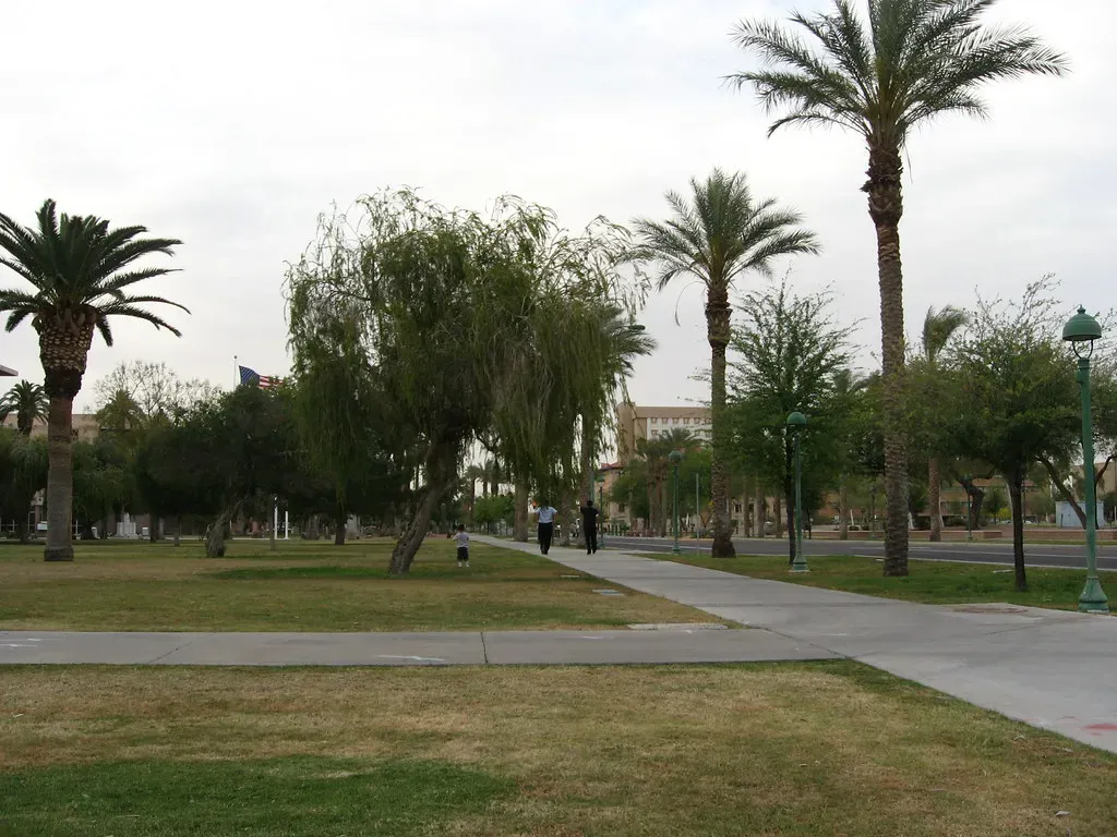 Phoenix, Arizona: Already at the Edge (Ken Lund, Flickr, CC BY-SA 2.0)