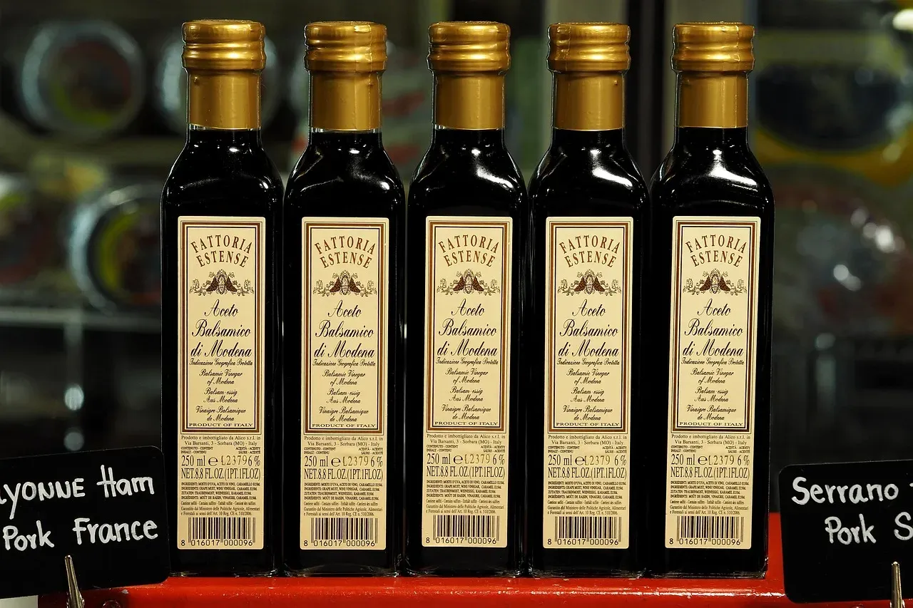 White Vinegar Disrupts Scent Trails and Communication (Image Credits: Pixabay)