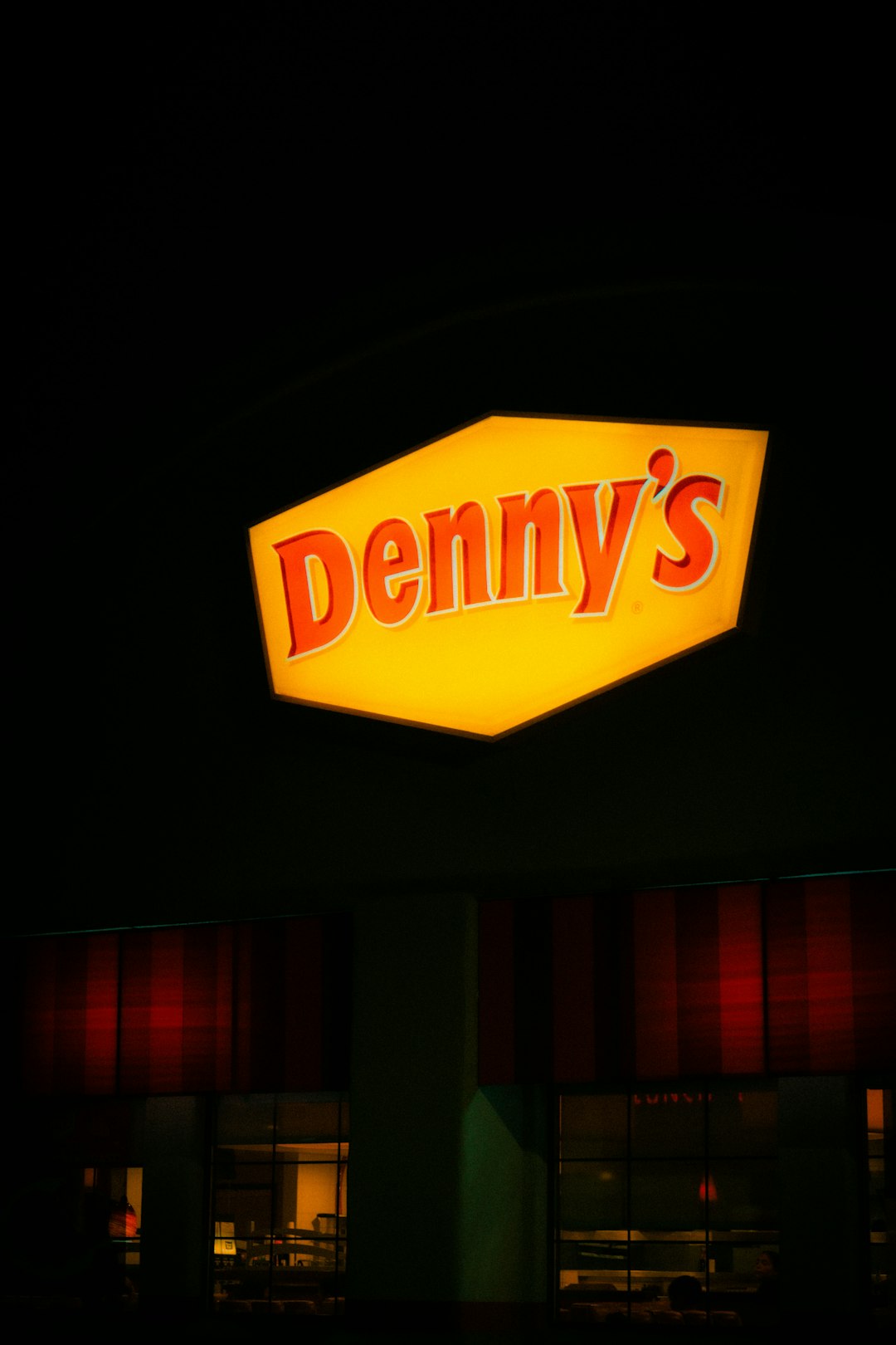 Denny's (Image Credits: Unsplash)