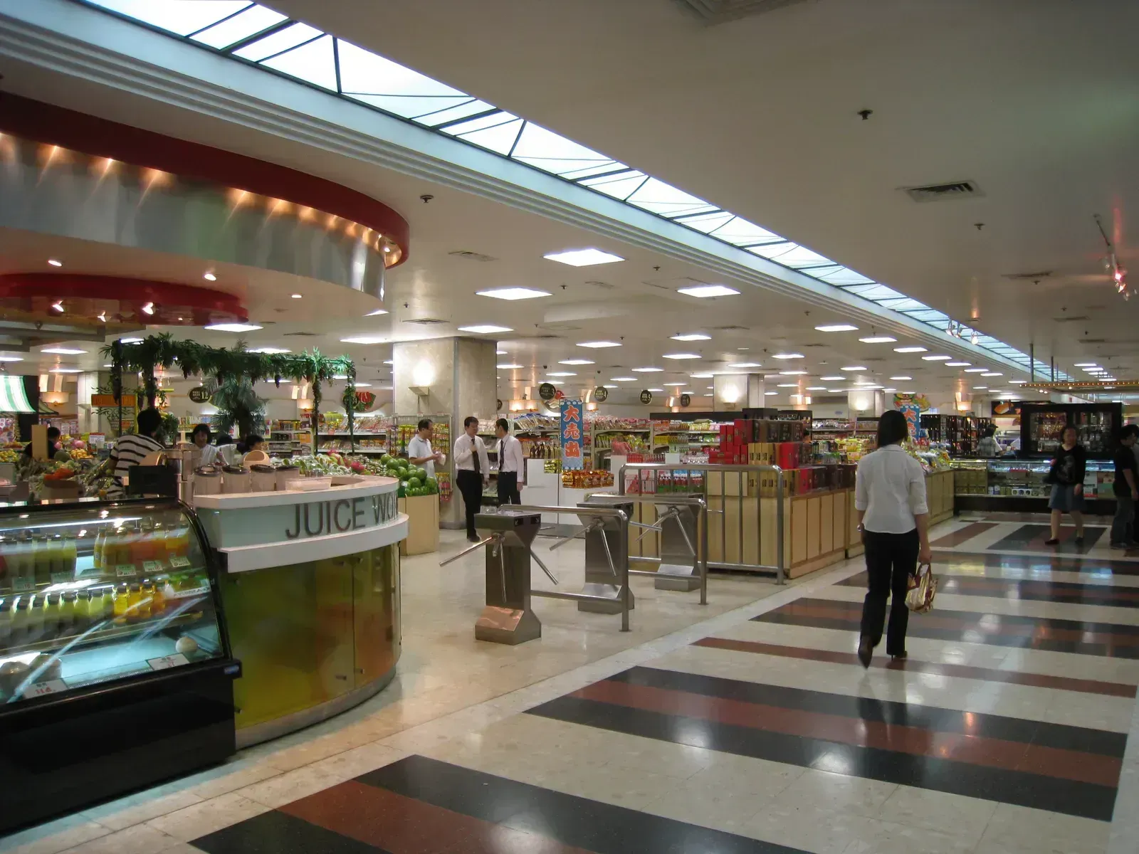 6. Dominick's Finer Foods: Chicago's Beloved Grocer That Vanished Overnight (Image Credits: Wikimedia)