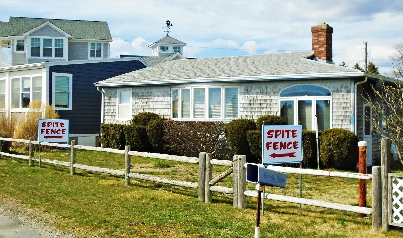 The Fence That Crosses the Line by Just a Few Inches (Image Credits: Wikimedia)