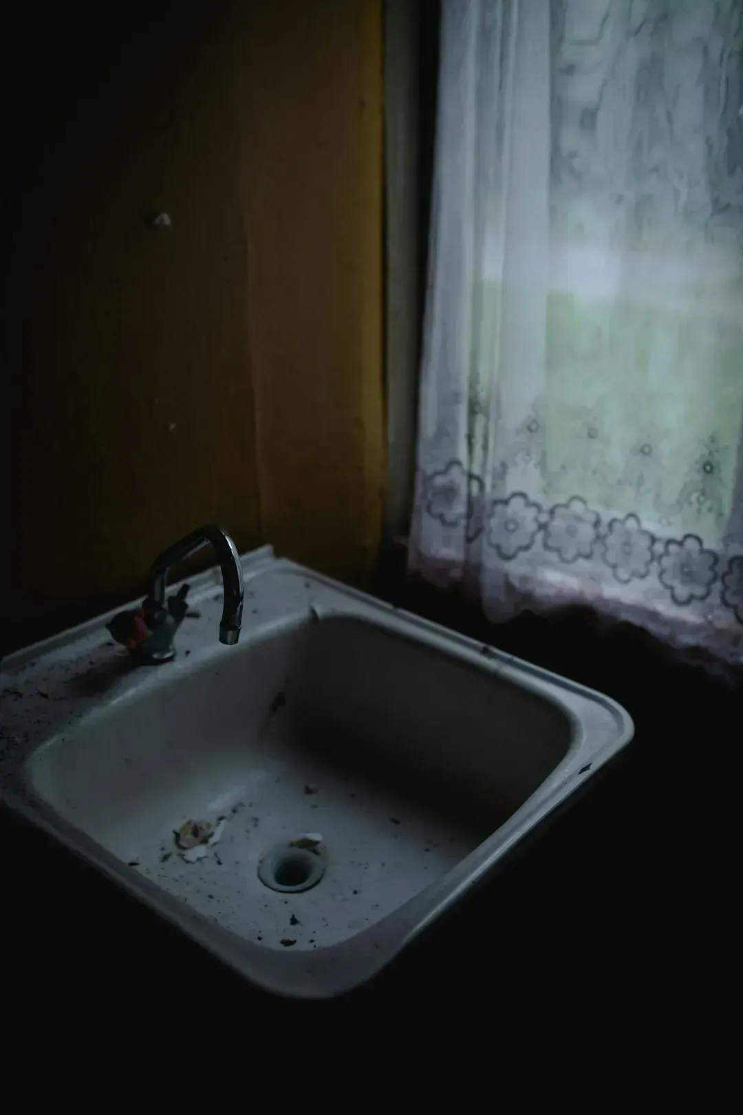 Dated Kitchens and Bathrooms Are Instant Red Flags (Image Credits: Unsplash)